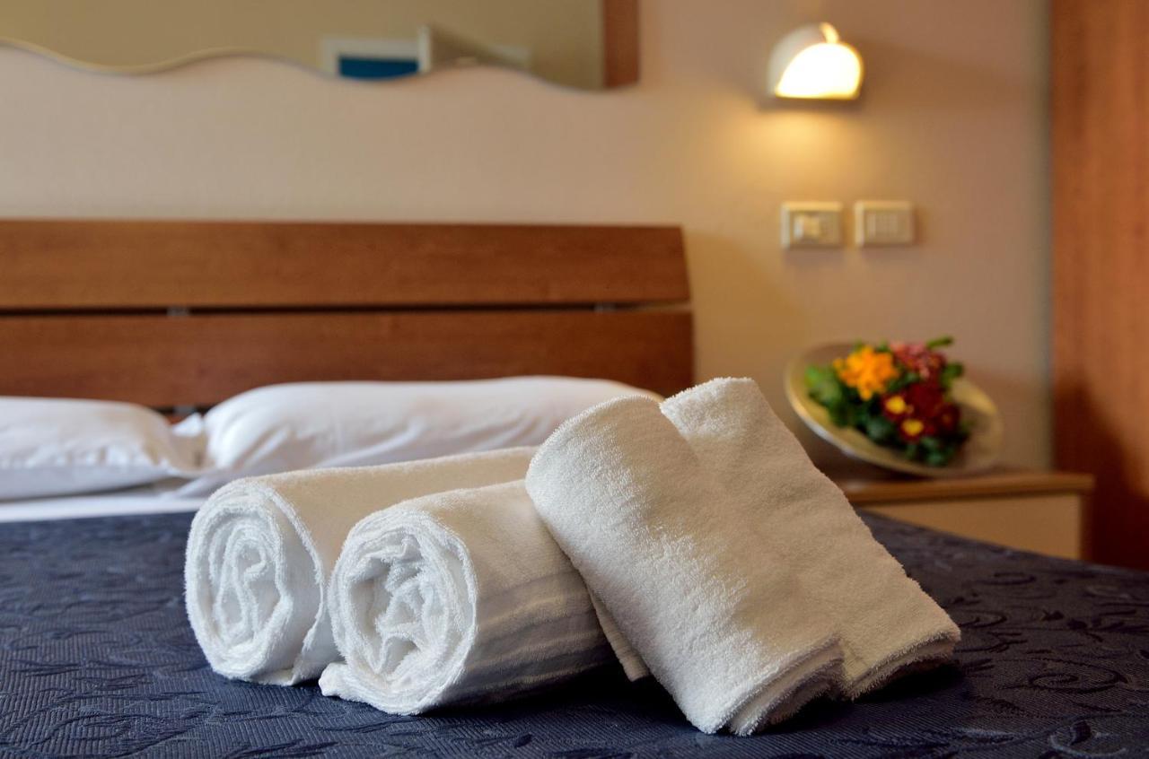 Hotel Oltremar B&B カットーリカ エクステリア 写真