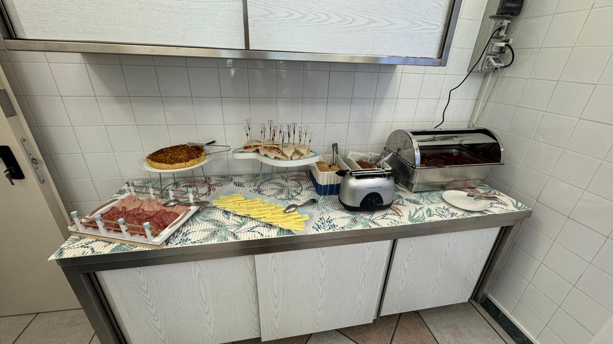 Hotel Oltremar B&B カットーリカ エクステリア 写真